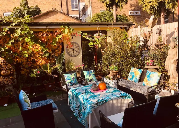 Cheerful 4 Bedroom House With Garden Free Parking