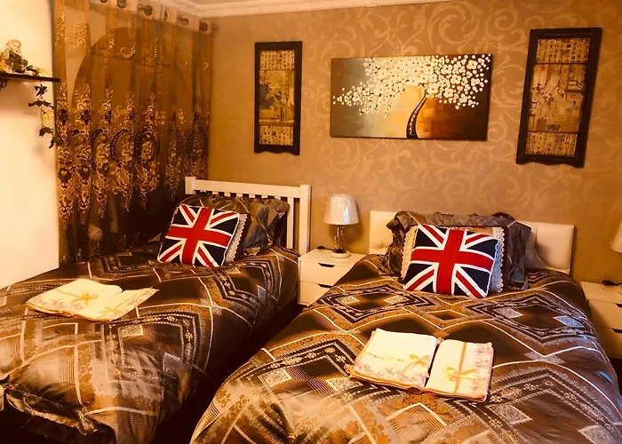 Cheerful 4 Bedroom House With Garden Free Parking