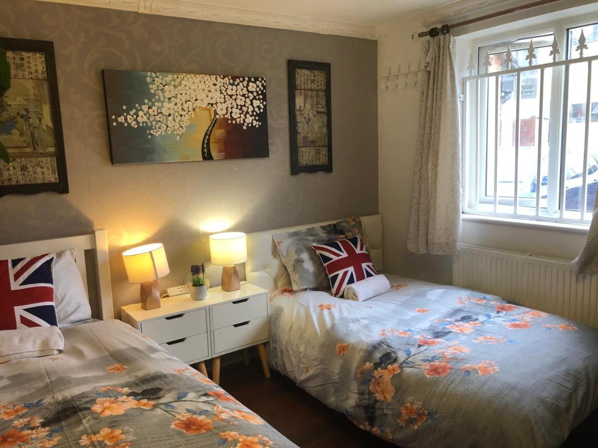 Hébergement de vacances Cheerful 4 Bedroom House With Garden Free Parking *