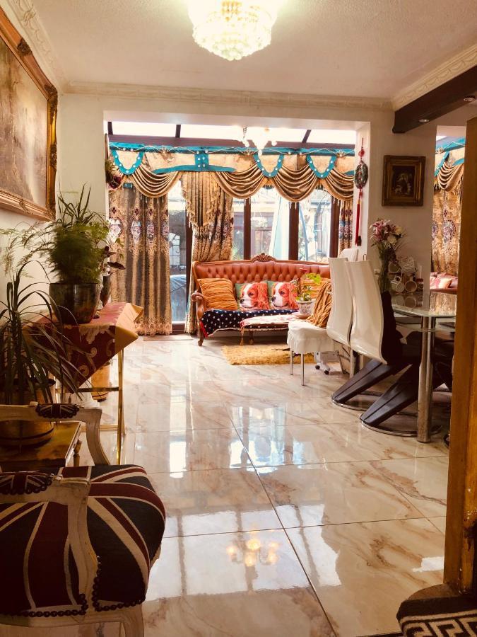 Hébergement de vacances Cheerful 4 Bedroom House With Garden Free Parking *