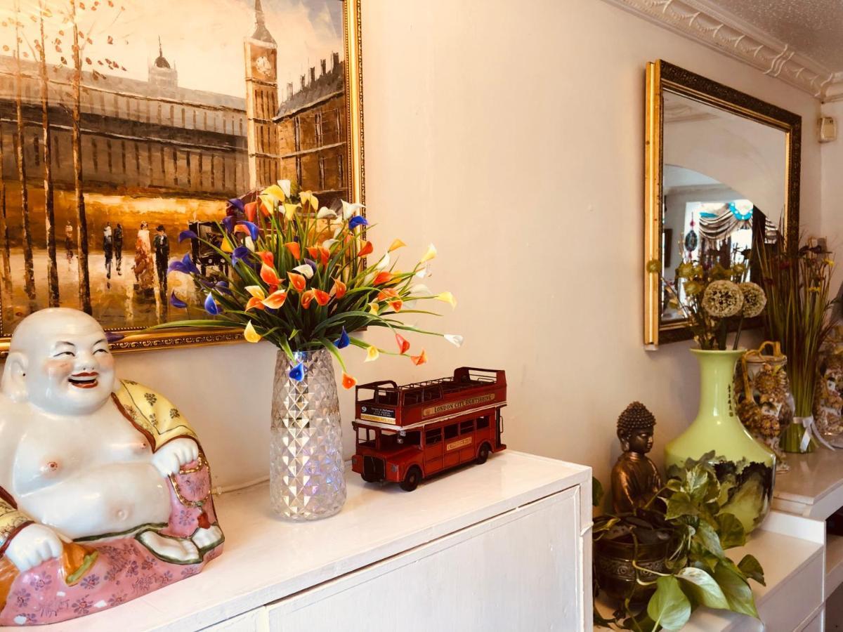Cheerful 4 Bedroom House With Garden Free Parking Hébergement de vacances Londres