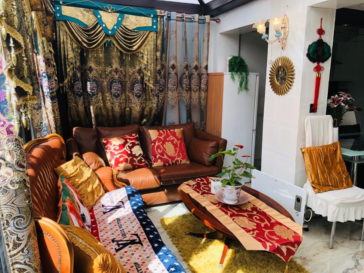 Cheerful 4 Bedroom House With Garden Free Parking Hébergement de vacances Londres