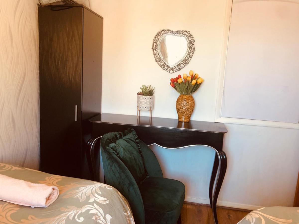 Cheerful 4 Bedroom House With Garden Free Parking Hébergement de vacances *