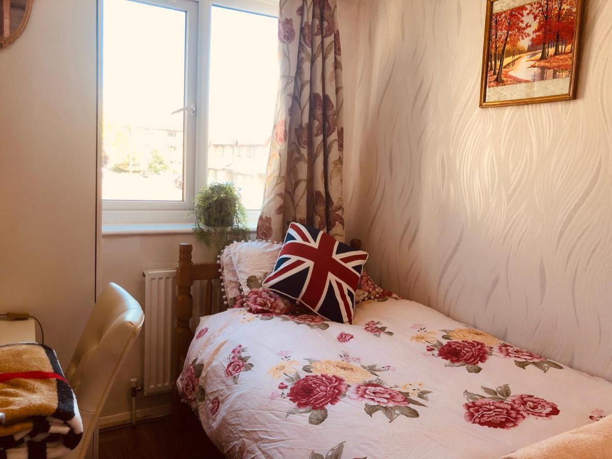 Cheerful 4 Bedroom House With Garden Free Parking Hébergement de vacances