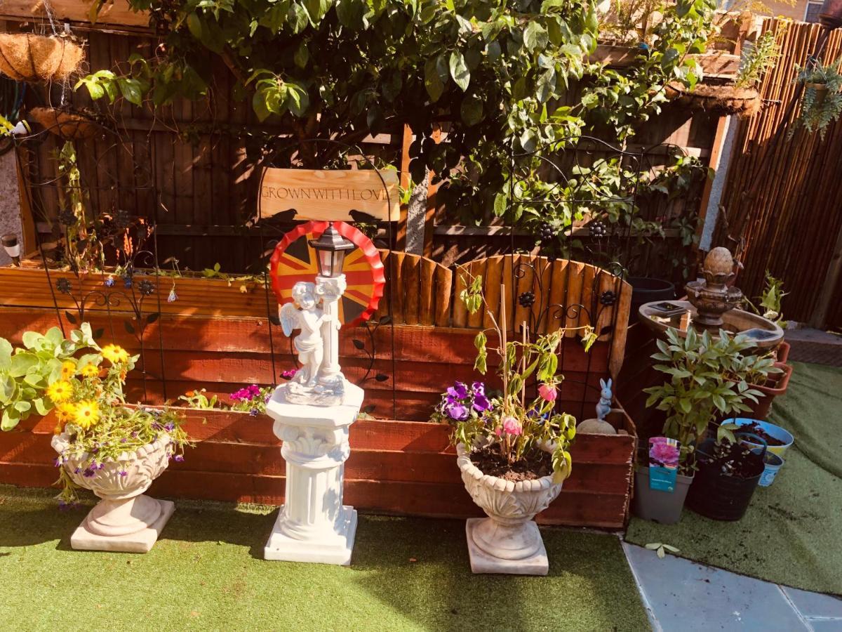 Cheerful 4 Bedroom House With Garden Free Parking Hébergement de vacances