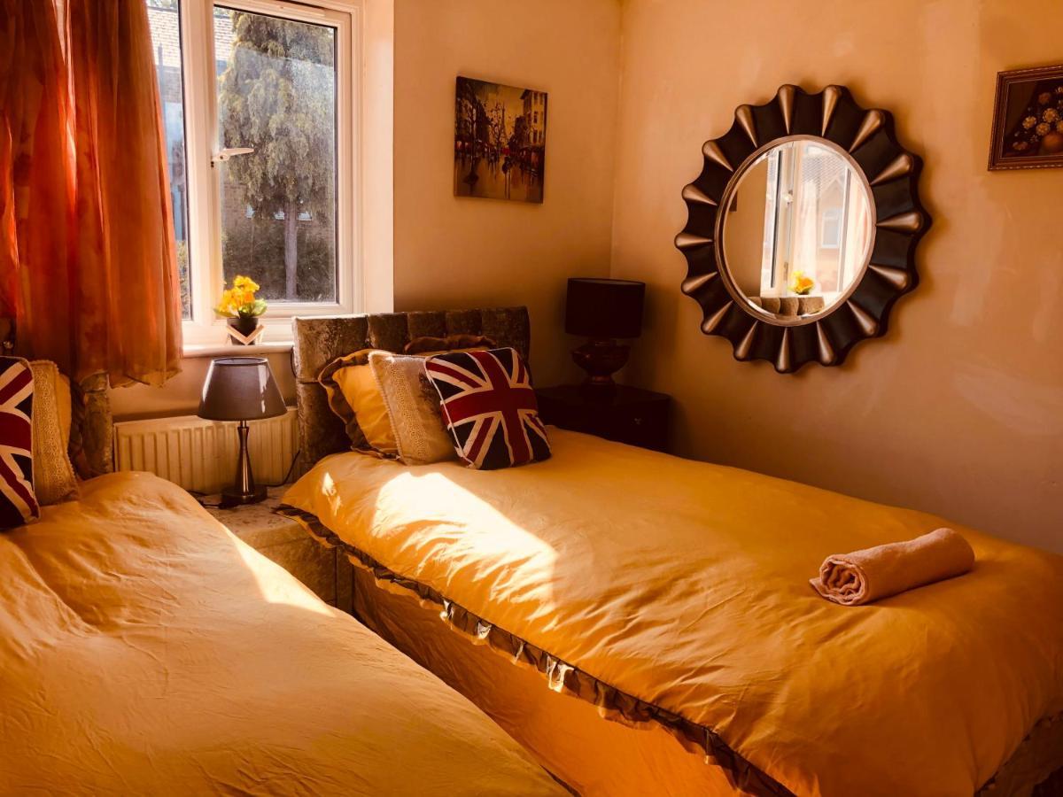 Hébergement de vacances Cheerful 4 Bedroom House With Garden Free Parking