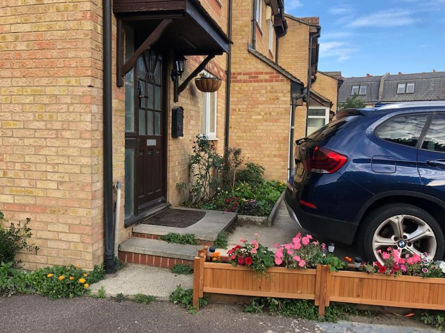 Cheerful 4 Bedroom House With Garden Free Parking Casa de Férias Londres