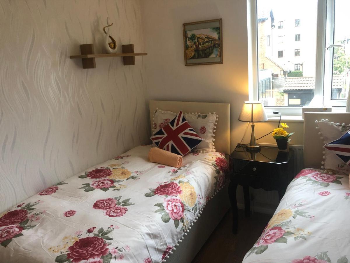 Cheerful 4 Bedroom House With Garden Free Parking Casa de Férias