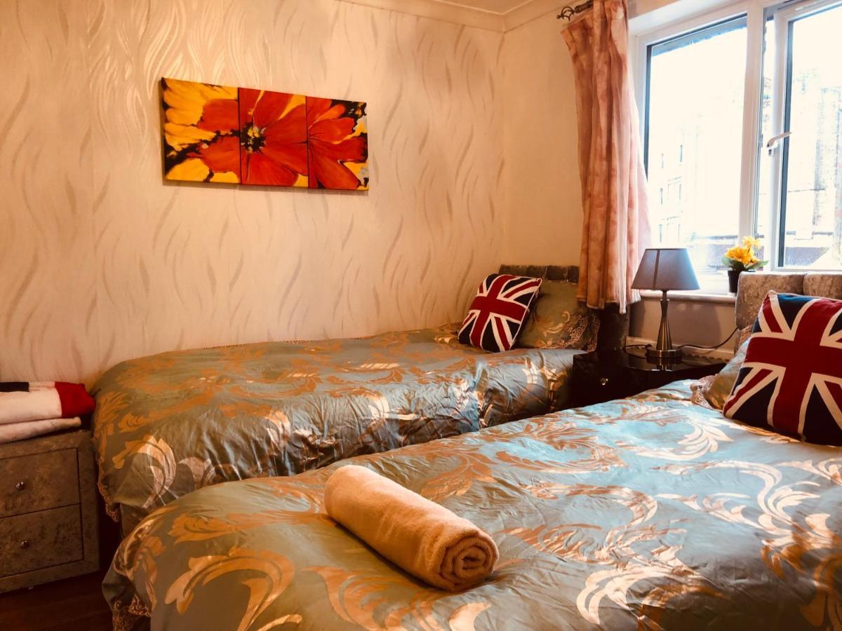 Cheerful 4 Bedroom House With Garden Free Parking Casa de Férias Londres